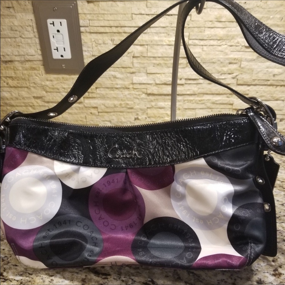 Not selling looking for a medium bag. Please share